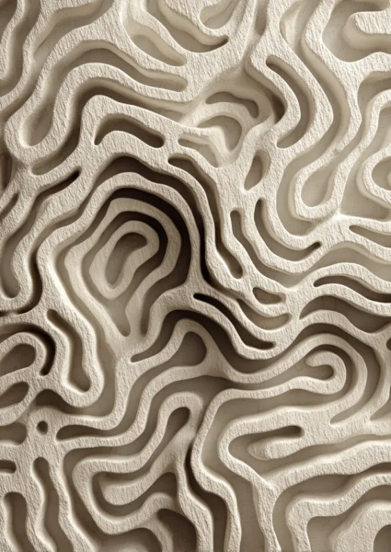 Abstract driedimensionaal sculpturaal reliëf van doorlopende vloeiende organische lijnen uitgesneden in een zandkleurig getextureerd oppervlak met zachte schaduwen die een topografisch patroon creëren in warme crème en taupe tinten